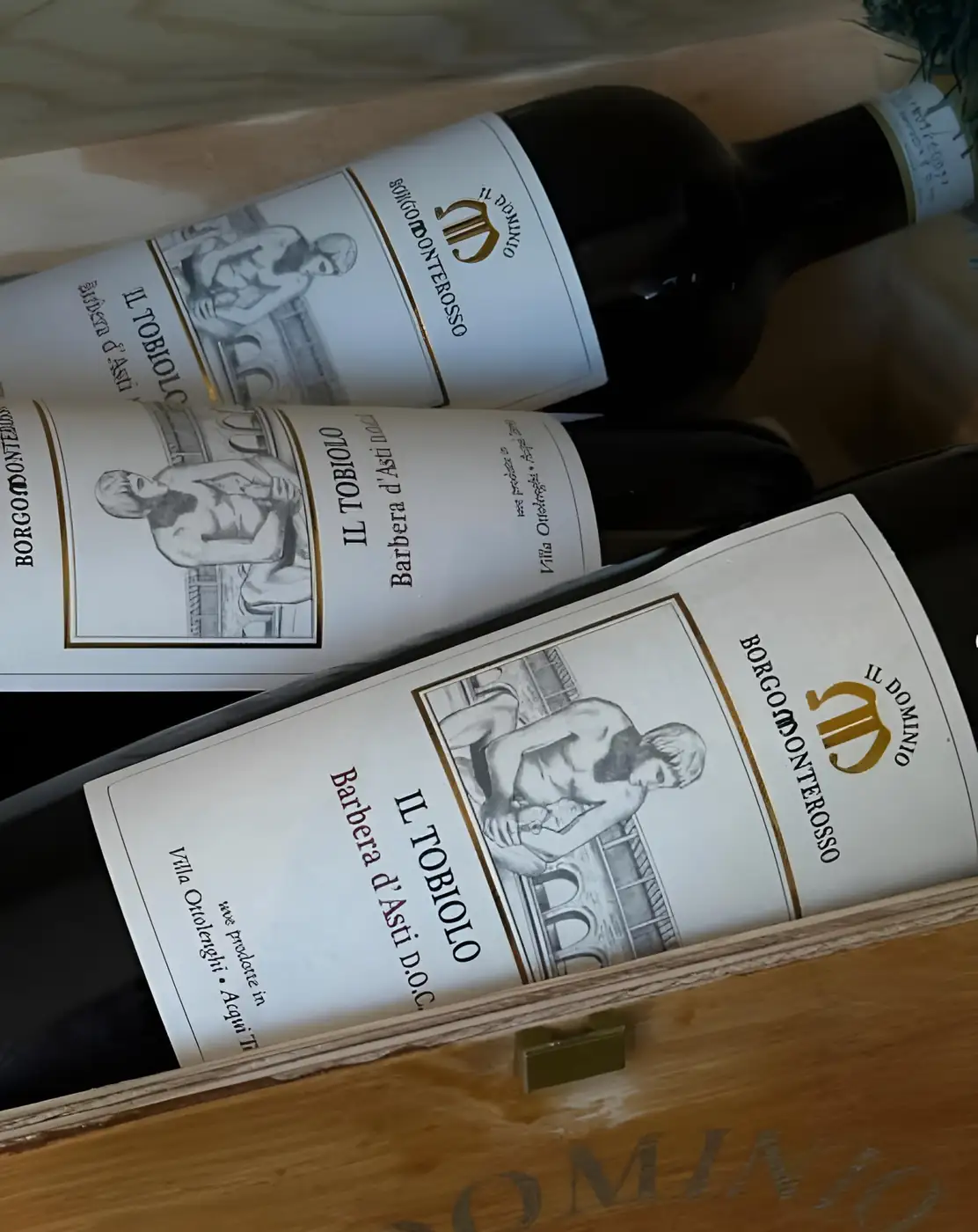 Bottiglie di Il Tobiolo, Barbera d’Asti, in cassetta di legno del Dominio Borgomonterosso