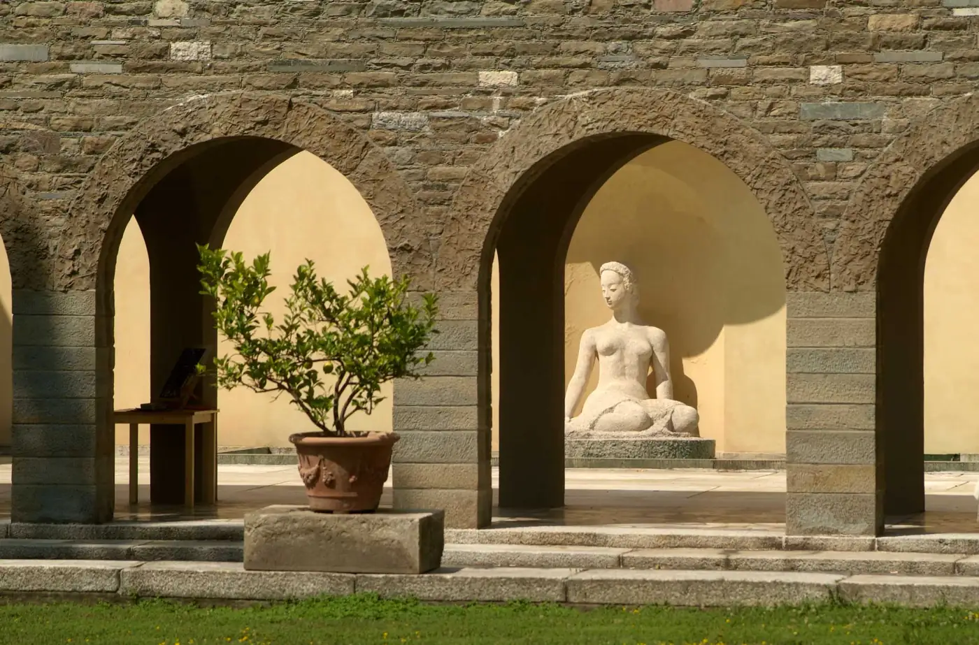 Portico con scultura a Villa Ottolenghi Wedekind, Acqui Terme